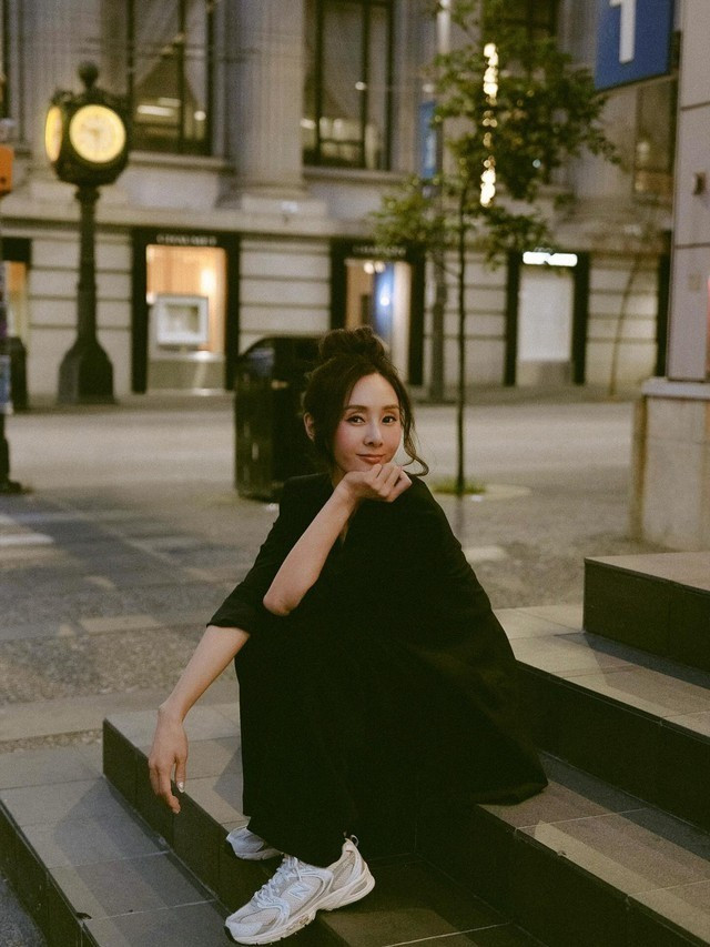 Album phòng thu đầu tay Black And White cũng mang lại cho nữ ca sĩ sự nổi tiếng đáng kể. Nữ ca sĩ này cũng rất nổi tiếng với ngoại hình nóng bỏng, nhan sắc xinh đẹp chuẩn quyến rũ.