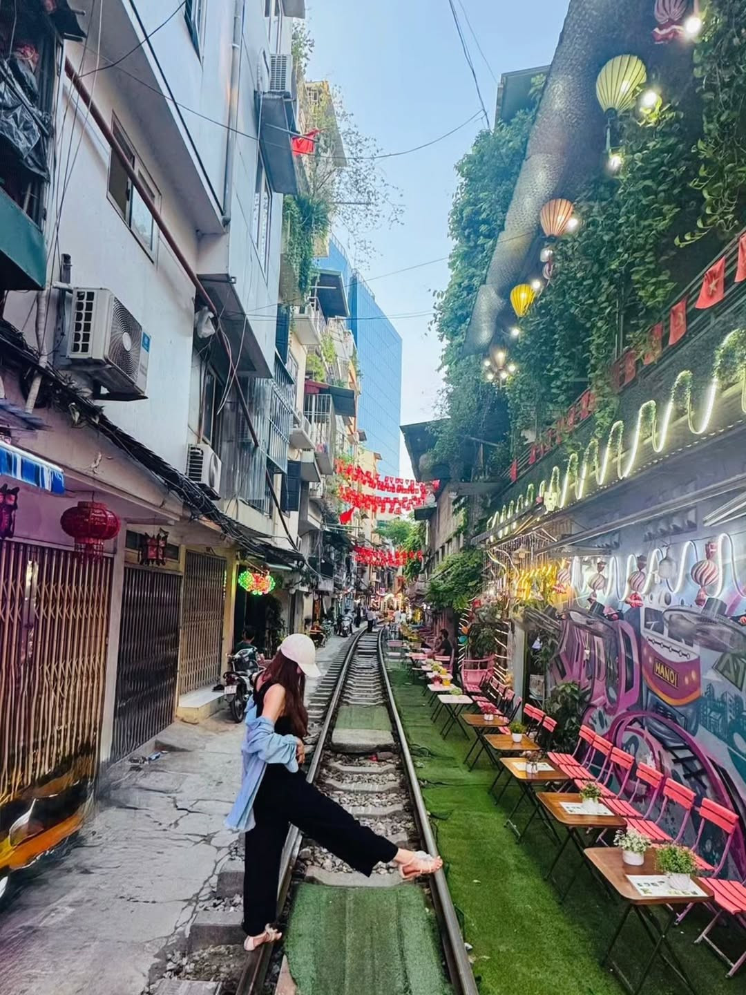 Bên dưới bài đăng, rất nhiều fan đã vào bình luận chúc mừng G.NA có chuyến du lịch vui vẻ, đồng thời chia sẻ thêm những kinh nghiệm, trải nghiệm ở Việt Nam. Fan mừng cho nữ ca sĩ đang dần bước ra khỏi bóng tối quá khứ, để tiếp tục sống vui vẻ và tích cực.