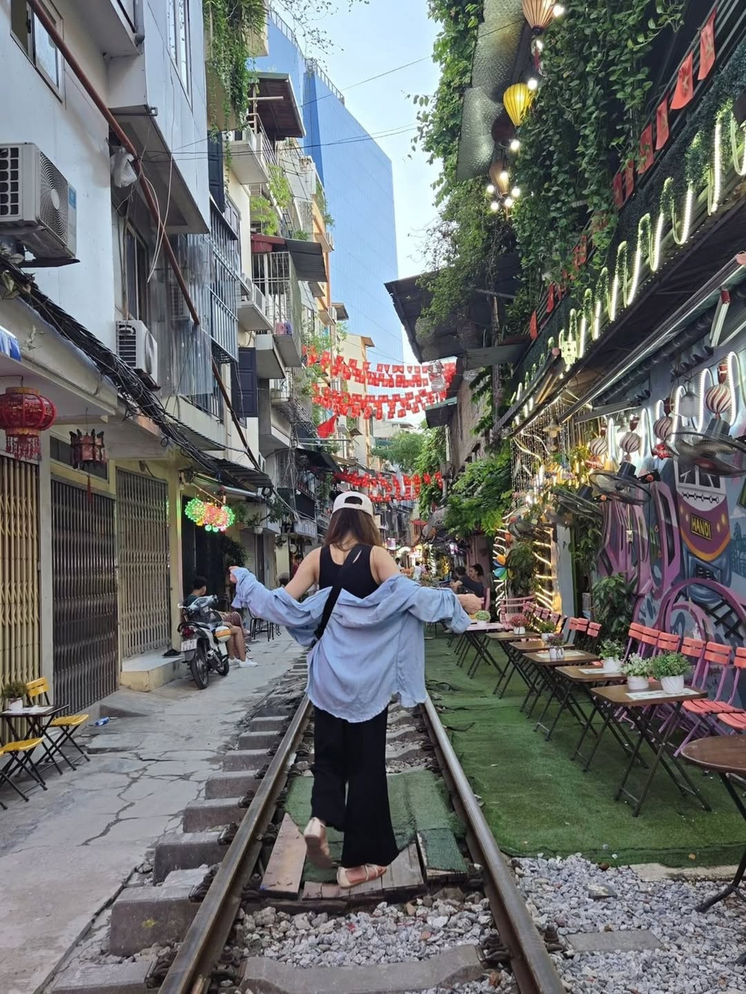 Giọng ca sinh năm 1987 hào hứng chia sẻ khi tới Việt Nam: "Tôi đã từng mơ được đến Việt Nam. Cuối cùng cũng làm được... wow... nơi đây thậm chí còn tuyệt vời hơn tôi tưởng! Đồ ăn, bầu không khí, vẻ đẹp... và những người dân ở đây đều rất tuyệt vời! Thích vô cùng!".