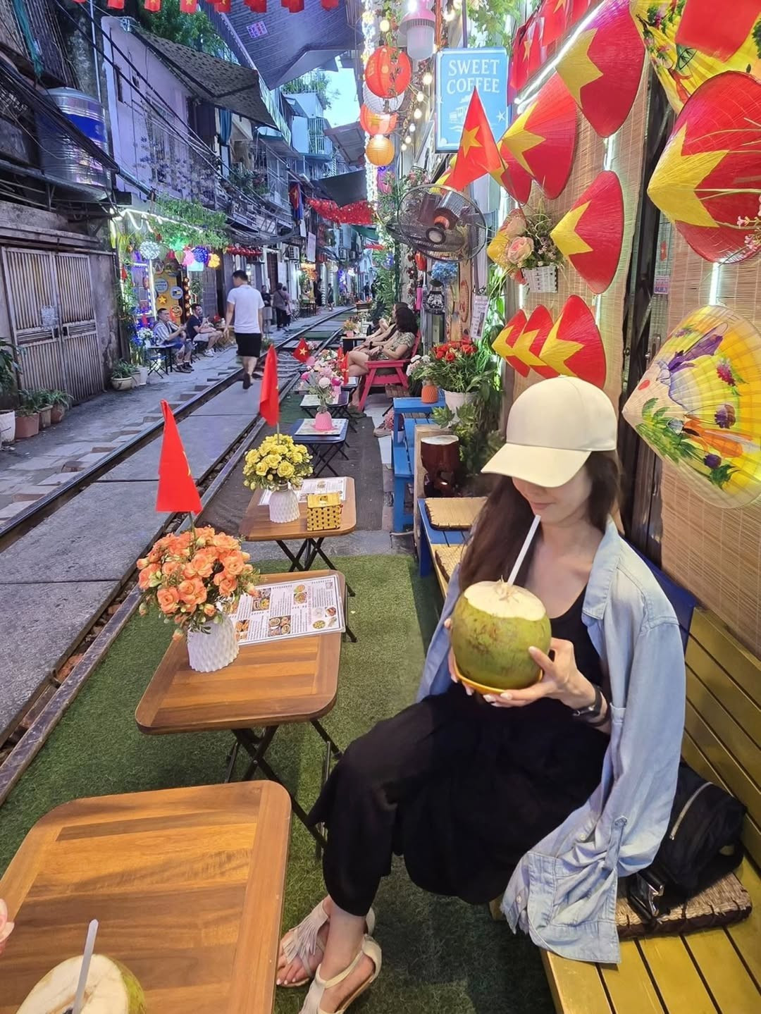 G.NA sinh năm 1987, có tên đầy đủ là Gina Choi và ra mắt năm 2010 dưới trướng công ty giải trí Cube Entertainment.