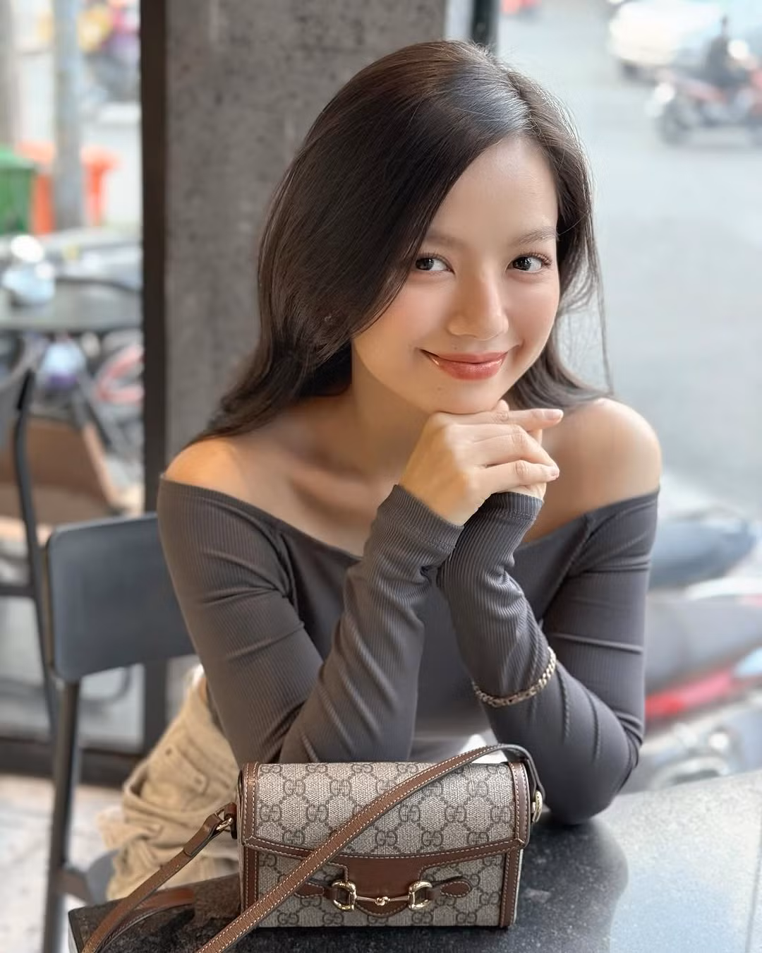 Vóc dáng mảnh mai, gương mặt vô cùng trẻ trung giúp Hạ Anh dễ dàng biến hóa mọi style.