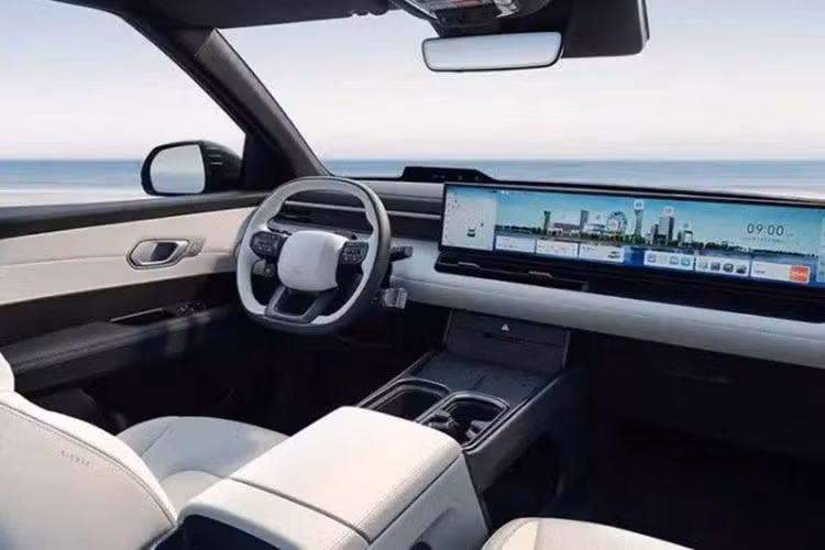 Hyundai rõ ràng đã cân nhắc đến nhu cầu di chuyển của các gia đình, thậm chí còn có tính năng phát hiện mệt mỏi và theo dõi sức khỏe, cùng với chế độ phanh gia đình hứa hẹn giúp xe dừng êm ái hơn và hành khách bình tĩnh hơn.