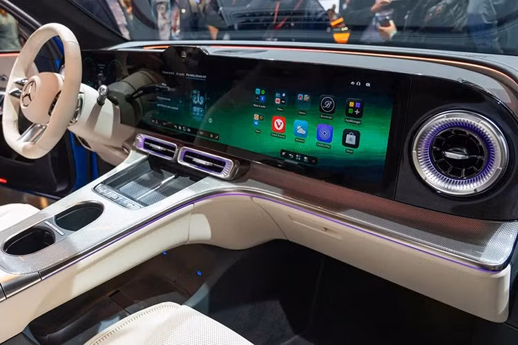 Ngoài khoang hành lý chính có dung tích tiêu chuẩn 570 lít, GLC EQ còn có khoang chứa nhỏ 128 lít phía trước, thuận tiện khi cần sắp xếp hành lý linh hoạt. Khi gập hàng ghế sau, tổng thể tích chứa đồ đạt tới 1.740 lít.