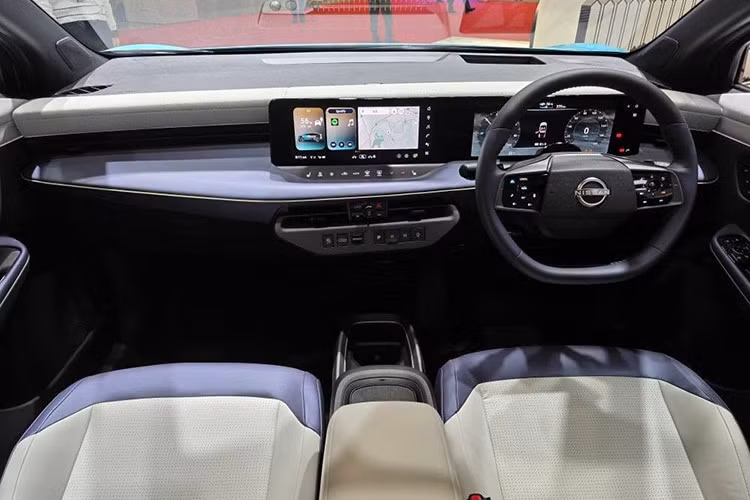 Nội thất của Nissan LEAF 2026 được trang bị hai màn hình 12,3 inch, hệ thống âm thanh BOSE 10 loa, đèn nội thất 64 màu, tích hợp Google Built-in và hỗ trợ Apple CarPlay/Android Auto không dây.