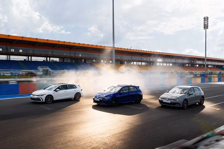 Mức giá xe Volkswagen Golf 2025 tại Việt Nam cho 6 phiên bản thuộc 3 nhóm sản phẩm: Golf 1.5 eTSI (Life, Style, R-Line), Golf GTI (Lite, Performance) và Golf R Performance 4Motion có mức khởi điểm từ 798 triệu đồng cho phiên bản tiêu chuẩn và lên đến gần 1,9 tỷ đồng cho phiên bản cao cấp nhất.