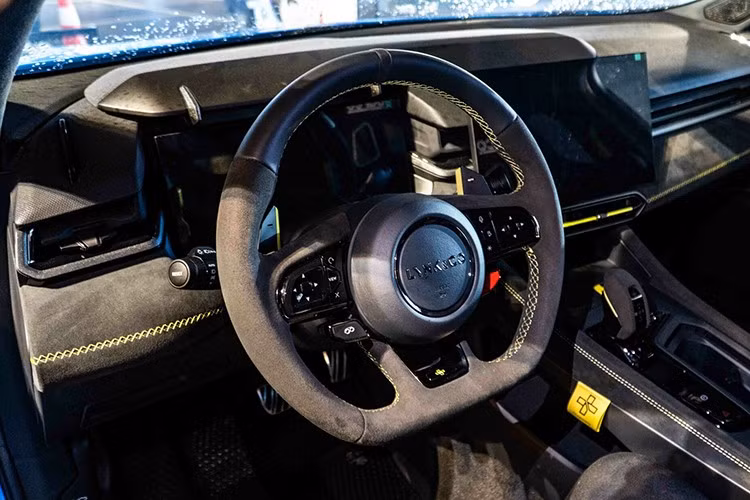 Nội thất Lynk &amp; Co 03 TCR với khung chống lật được FIA phê chuẩn, vô lăng thể thao bọc da và ghế đua và dây đai an toàn 6 điểm tương thích với HANS, bình chữa cháy, bình nhiên liệu an toàn theo tiêu chuẩn FIA...