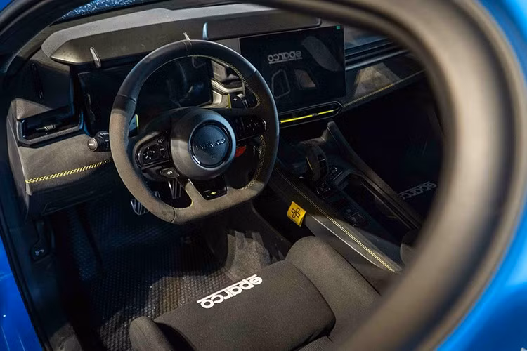 Kết hợp hộp số tuần tự 6 cấp (thời gian chuyển số 60 mili giây) tích hợp lẫy chuyển số trên vô lăng, hệ dẫn động cầu trước.