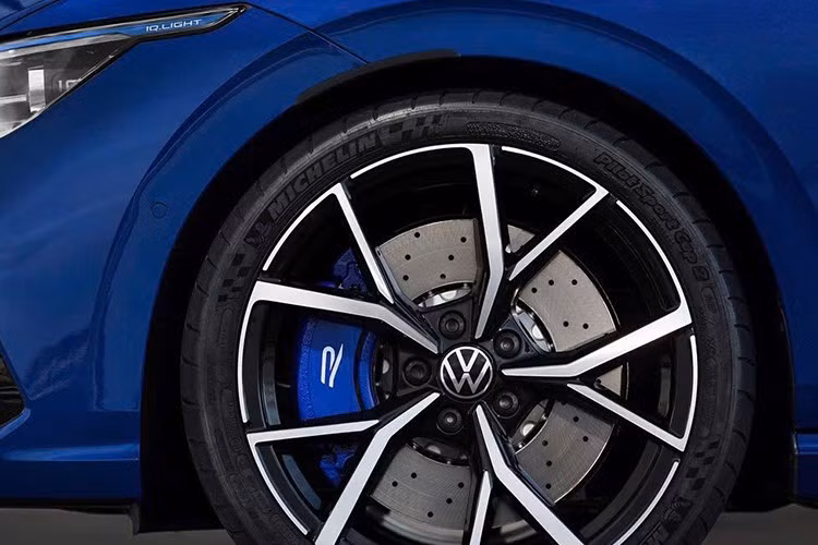 Golf 1.5 eTSI sở hữu công suất cực đại: 150 ps. Hộp số tự động DSG 7 cấp với khả năng chuyển số siêu nhanh và mượt. Khoang lái kỹ thuật số Digital Cockpit Pro, màn hình trung tâm 10 inch tích hợp hệ thống thông tin giải trí MIB3. Đèn viền nội thất Ambient Light 30 màu, ghế thể thao cao cấp, vô lăng đa chức năng bọc da...