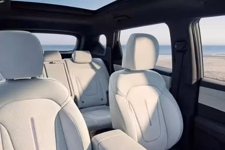 Trong khi đó, công nghệ sạc nhanh DC giúp pin sạc từ 30% lên 80% trong 27 phút, và hệ thống này tương thích với 99% mạng lưới sạc tại Trung Quốc, một điểm cộng thiết thực cho những người sở hữu xe điện thực thụ tại đất nước tỷ dân.