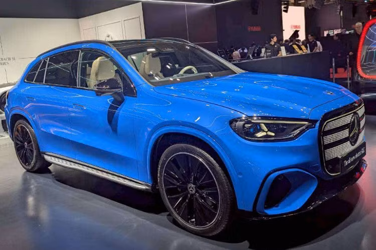 Tại triển lãm Japan Mobility Show 2025, gian trưng bày của Mercedes-Benz thu hút đông đảo khách tham quan với sự xuất hiện của GLC EQ. mẫu SUV điện hạng sang thương hiệu Đức gây ấn tượng ngay từ cái nhìn đầu tiên.