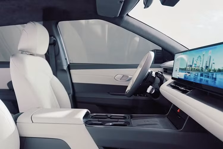 An toàn cũng là một điểm nhấn đáng chú ý. Với 77,5% thép cường độ cao, 9 túi khí và tay nắm cửa bật ra tự động, cấu trúc thân xe "bọc thép" 720 độ của Elexio nghe có vẻ sẵn sàng chịu đựng mọi thứ.