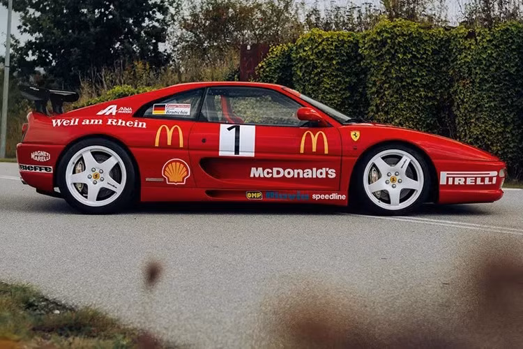 F355 Challenge là một trong những mẫu xe hiếm hoi kết hợp giữa tinh thần đua xe và khả năng sử dụng hợp pháp trên đường phố tại châu Âu. Có tổng cộng 108 chiếc được sản xuất với cấu hình hộp số sàn 6 cấp. Sau đó F355 Challenge được thay thế bởi F360 Modena Challenge vào năm 2000.