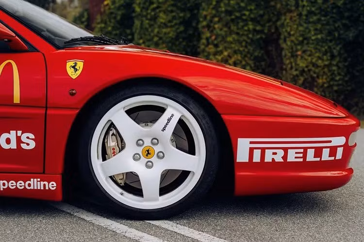 Trở lại với chiếc xe đua gần 30 năm tuổi - Ferrari F355 Challenge 1996. Có lẽ lớp sơn McDonald's có trị giá 50.000 GBP (quy đổi khoảng 1,75 tỷ đồng) là điểm nhấn ngoại thất. Tiếp đến là hệ thống đèn pha dạng pop-up và nhiều gói trang bị thú vị.