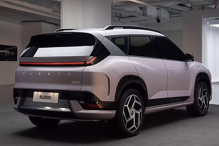 Ngay cả hệ thống âm thanh cũng được chăm chút tỉ mỉ, với công nghệ Dolby Atmos và tám loa BOSE, biến mỗi chuyến đi làm thành một buổi hòa nhạc riêng tư. Tính thực dụng vẫn không hề bị lãng quên. Cốp xe dung tích 506 lít có thể mở rộng lên đến 1.540 lít, cùng 46 ngăn chứa đồ.