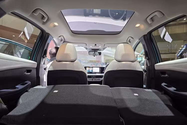 LEAF thế hệ mới hỗ trợ nhiều chuẩn sạc khác nhau như Type 2, CCS Combo (châu Âu, Thái Lan), CHAdeMO (Nhật) và NACS (Mỹ). Xe hỗ trợ sạc nhanh DC tối đa 150 kW, sạc 10–80% trong vòng 35 phút và có tính năng cấp điện cho thiết bị ngoài (V2L) với công suất 3,7 kW.