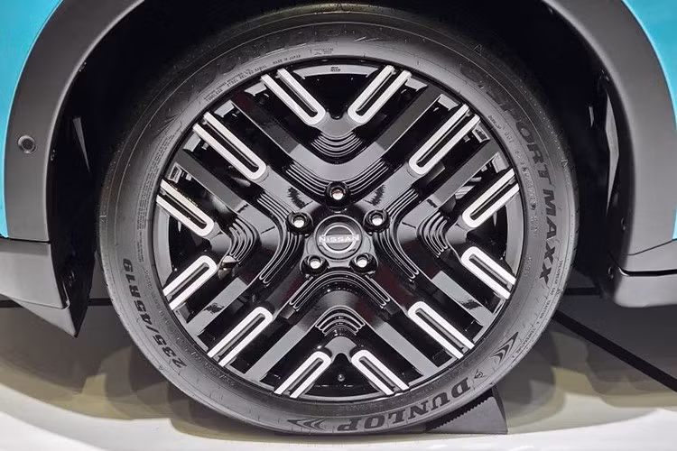 Về thiết kế, LEAF chuyển từ phong cách hatchback sang SUV/crossover với ngôn ngữ tạo hình lấy cảm hứng từ kiếm Nhật Katana và đèn hậu dạng 3D hologram mang phong cách "Digital Zen".