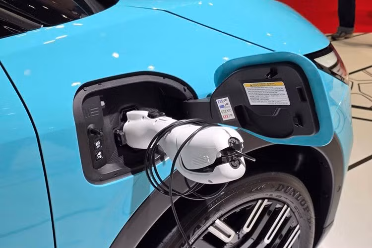 Tại Nhật Bản, Nissan LEAF thế hệ mới có 8 tùy chọn màu sắc cho phiên bản tiêu chuẩn và 3 màu riêng cho bản AUTECH. Mức giá niêm yết dao động từ 5.188.700 đến 6.513.100 yên, tương đương từ khoảng 897 triệu đến 1,1 tỷ đồng.