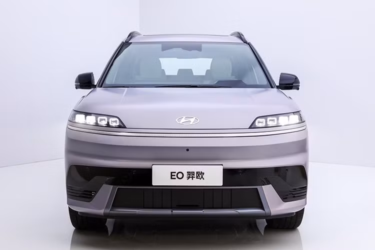 Bên trong SUV điện Hyundai Elexio 2026 là một không gian công nghệ tiên tiến. Màn hình siêu mỏng 4K 27 inch, chạy chip Snapdragon 8295 của Qualcomm, chiếm trọn bảng điều khiển, hai bên là màn hình hiển thị thông tin trên kính chắn gió “Cyber ​​Eye” với tỷ lệ tương phản 30.000:1 một con số nghe như âm thanh từ màn hình chơi game hơn là từ xe hơi.