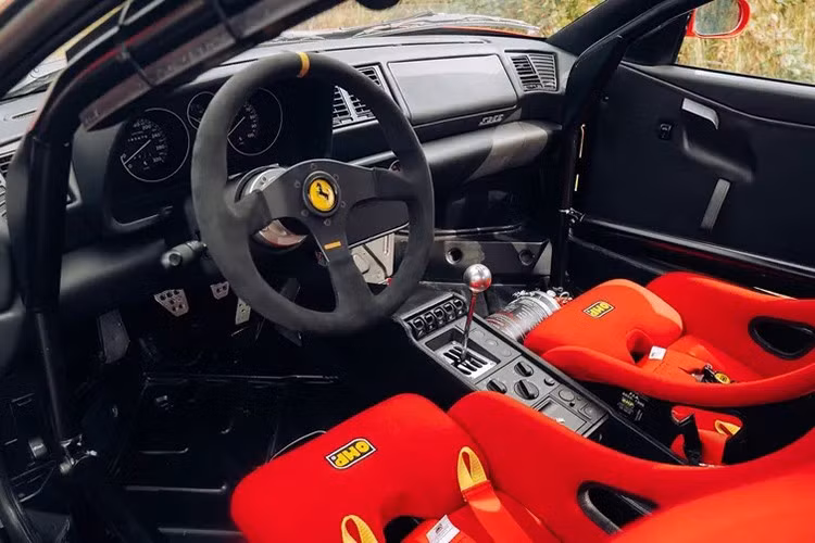 Theo quy định Challenge động cơ không được tinh chỉnh, nhưng có thể trang bị hệ thống ống xả nhẹ và bơm đầu khô (dry sump).