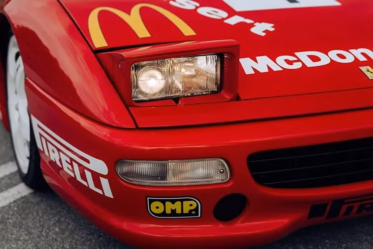 Ngoài ra là bộ mâm Speedline hợp kim nhôm kết hợp lốp slick cho đường đua, hệ thống treo có Bushing cứng đúng tiêu chuẩn xe đua (ít bị bào mòn trong điều kiện khắc nghiệt như vật liệu bằng cao su), móc kéo trước/sau và lưới tản nhiệt sau có đục lỗ tăng khả năng làm mát.