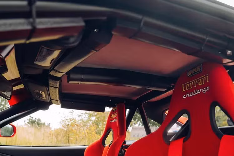 Ferrari F355 Challenge trang bị khối động cơ V8 dung tích 3.5L, đầu xi-lanh 5 van lần đầu được áp dụng cho phép khí nạp tốt hơn và công suất cải thiện với 375 mã lực tại 8.500 vòng/phút, mô-men xoắn 362 Nm tại 6.200 vòng/phút.