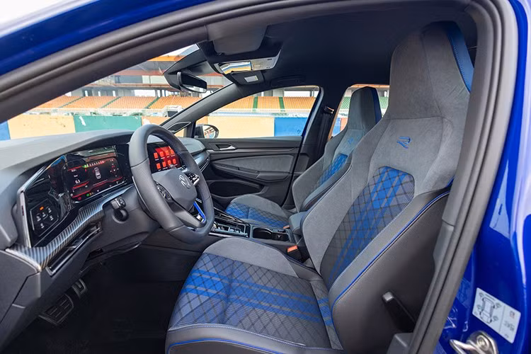 Golf GTI trang bị hệ thống chiếu sáng IQ.Light Matrix LED với khả năng tự động điều chỉnh vùng chiếu. Khoang lái thể thao đặc trưng GTI: ghế da cao cấp với viền chỉ đỏ và logo GTI, vô-lăng GTI vát đáy, bảng đồng hồ trung tâm kiểu GTI cùng đèn nội thất 30 màu.