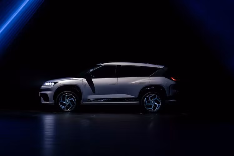 Tỷ lệ xe gọn gàng, hiện đại và tinh tế, được Hyundai mô tả là "chủ nghĩa tối giản cao cấp". Bên dưới lớp vỏ kim loại sắc nét là nền tảng E-GMP đã được kiểm chứng của thương hiệu, cũng được trang bị cho IONIQ 5 và 6, nhưng được tinh chỉnh để phù hợp với thị hiếu và điều kiện lái xe tại Trung Quốc.