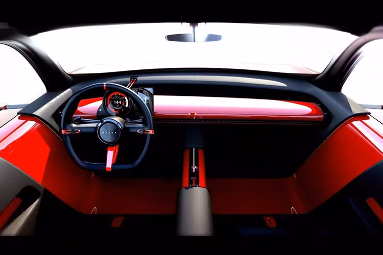 Không gian nội thất tiếp tục theo đuổi triết lý tối giản. Xe được trang bị vô-lăng đáy phẳng, cụm đồng hồ kỹ thuật số hình tròn, nhưng không có màn hình giải trí trung tâm – người dùng sẽ sử dụng điện thoại thông minh cá nhân để kết nối và điều khiển các chức năng của xe.