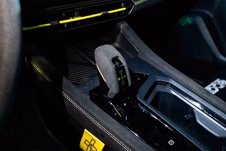 Hệ thống treo McPherson phía trước và phía sau của Lynk &amp; Co 03 TCR liên kết đa điểm có thể điều chỉnh.