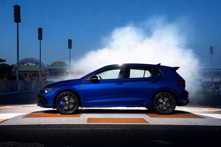 Golf R Performance 4Motion sở hữu động cơ 2.0 TSI tăng áp, công suất cực đại 320ps, mô-men xoắn 420 N.m. Hệ dẫn động 4 bánh toàn thời gian 4Motion kết hợp R Performance Torque Vectoring, giúp phân bổ mô-men xoắn linh hoạt đến từng bánh, mang lại độ bám đường vượt trội. Tốc độ tối đa lên tới 270 km/h.