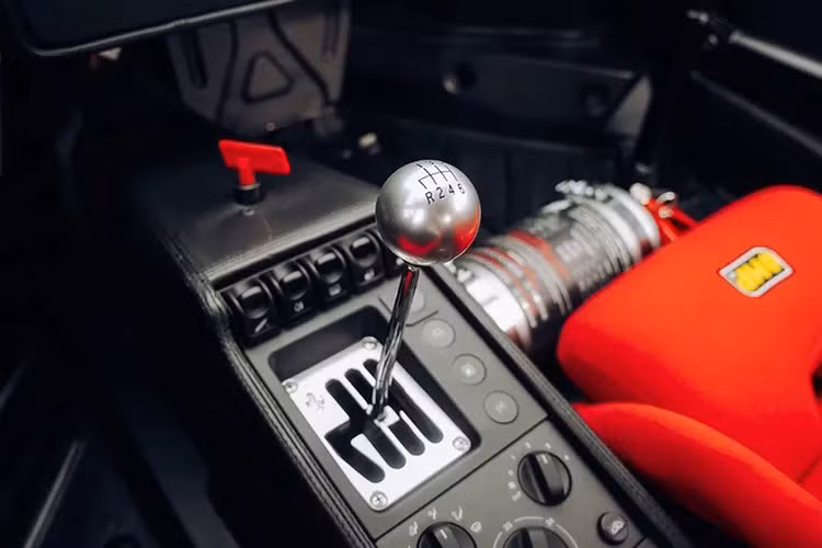 Động cơ V8 kết hợp hộp số sàn rãnh (gated manual) 6 cấp dành cho xe hiệu năng cao, rãnh kim loại không chỉ bảo vệ và tăng tuổi thọ hộp số mà còn tạo nên tiếng sang số "cạch" đặc trưng.