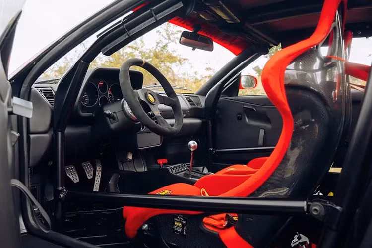 Để chiếc xe luôn trong tình trạng hoàn hảo, chủ nhân đã thực hiện bảo dưỡng và đại tu toàn diện với động cơ được tháo rời. Chi phí để bảo trì F355 nổi tiếng là siêu đắt đỏ.