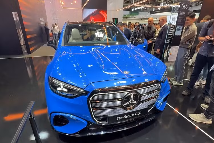 Theo kế hoạch, Mercedes-Benz GLC EQ 400 4MATIC sẽ có mặt tại các đại lý từ năm 2026, trong khi phiên bản GLC 300+ EQ dự kiến ra mắt vào đầu năm 2027. Hiện mức giá xe vẫn chưa được công bố chính thức.