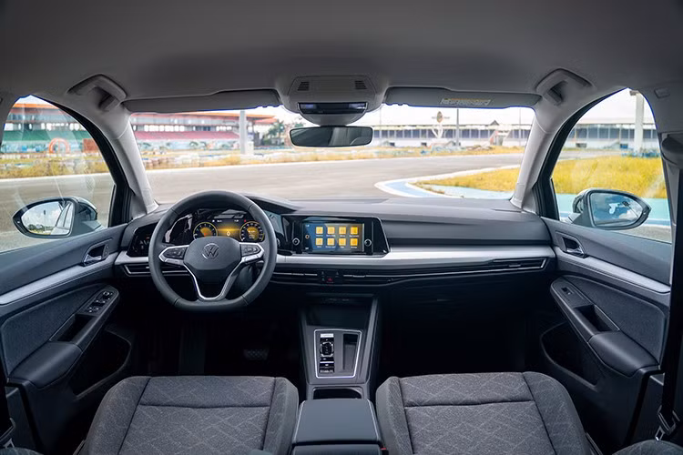 Phiên bản Golf GTI – xe đô thị hiệu năng cao với phong cách mạnh mẽ, thể thao, năng động. Xe sở hữu động cơ 2.0 TSI, công suất 245 ps, mô-men xoắn 370 N.m (1.600 – 4.300 rpm). Hệ thống treo thể thao GTI và phanh hiệu năng cao màu đỏ đặc trưng, mang đến cảm giác lái hứng khởi nhưng vẫn kiểm soát tối ưu.