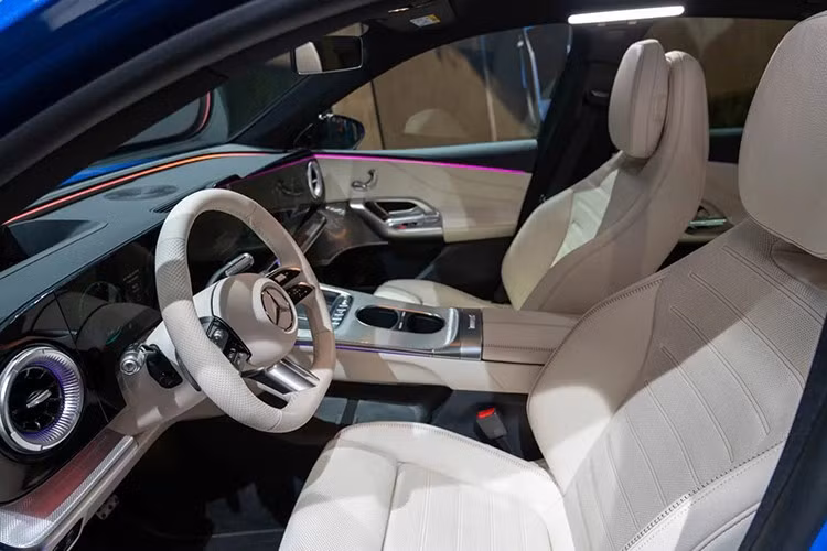 Về nội thất, GLC EQ gây ấn tượng với giao diện MBUX Hyperscreen kích thước 39,1 inch kéo dài gần trọn bề ngang táp-lô. Xe có cần số điện tử đặt sau vô lăng, đế sạc không dây đôi và các vật liệu bọc da màu trắng sáng mang lại cảm giác hiện đại và sang trọng.