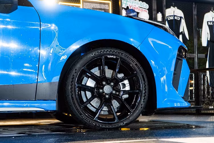 Xe sở hữu bộ mâm đa chấu 18 inch kết hợp hệ thống phanh hiệu suất cao, khẳng định định hướng thể thao rõ nét của mẫu sedan Lynk &amp; Co 03 TCR đặc biệt này.