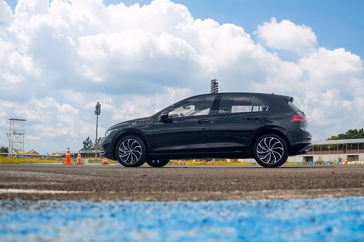 Ra đời từ năm 1974, Volkswagen Golf đã trở thành mẫu xe Hot hatch thành công nhất của thương hiệu và là một trong những dòng xe được yêu thích nhất thế giới, với hơn 37 triệu chiếc được bán ra toàn cầu. Golf không chỉ là một phương tiện di chuyển, mà là biểu tượng của trải nghiệm lái chuẩn Đức: chính xác, an toàn, tinh tế và mạnh mẽ.