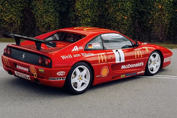 Các xe Ferrari trong series 'Challenge' đều có gói chuyển đổi trị giá 25.000 Euro khoảng 764 triệu đồng, trong đó có ghế đua, dây đai an toàn 6 điểm, khung chống lật, bình chữa cháy, bộ ly hợp thi đấu, hệ thống ống xả trọng lượng nhẹ, bộ phanh hiệu suất cao Brembo được nâng cấp từ F40...