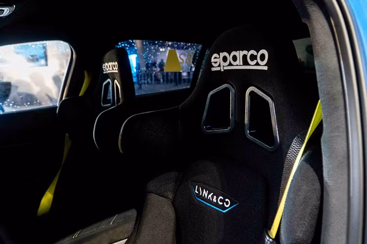 Lynk &amp; Co 03 TCR được trang bị động cơ 4 xy-lanh, dung tích 2.0 lít tăng áp, sản sinh công suất 340 mã lực và mô-men xoắn 420 Nm theo quy định của TCR.