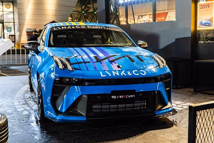 Lynk &amp; Co 03 TCR ra mắt tại World Touring Car Cup (WTCR) vào năm 2019, đánh dấu lần đầu tiên thương hiệu Trung Quốc tham gia giải đua được FIA phê chuẩn. Kích thước tổng thể Lynk &amp; Co 03 TCR với chiều dài x rộng lần lượt là 4.740 x 1.950 mm, chiều dài cơ sở đạt 2.760 mm và trọng lượng xe 1.265 kg.
