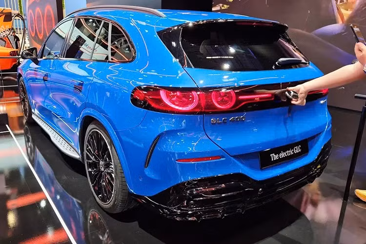 So với bản dùng động cơ xăng, Mercedes-Benz GLC EQ có kích thước lớn hơn đáng kể, xe có chiều dài x rộng x cao lần lượt là 4.845 x 1.913 x 1.644 mm, cùng chiều dài cơ sở 2.972 mm.