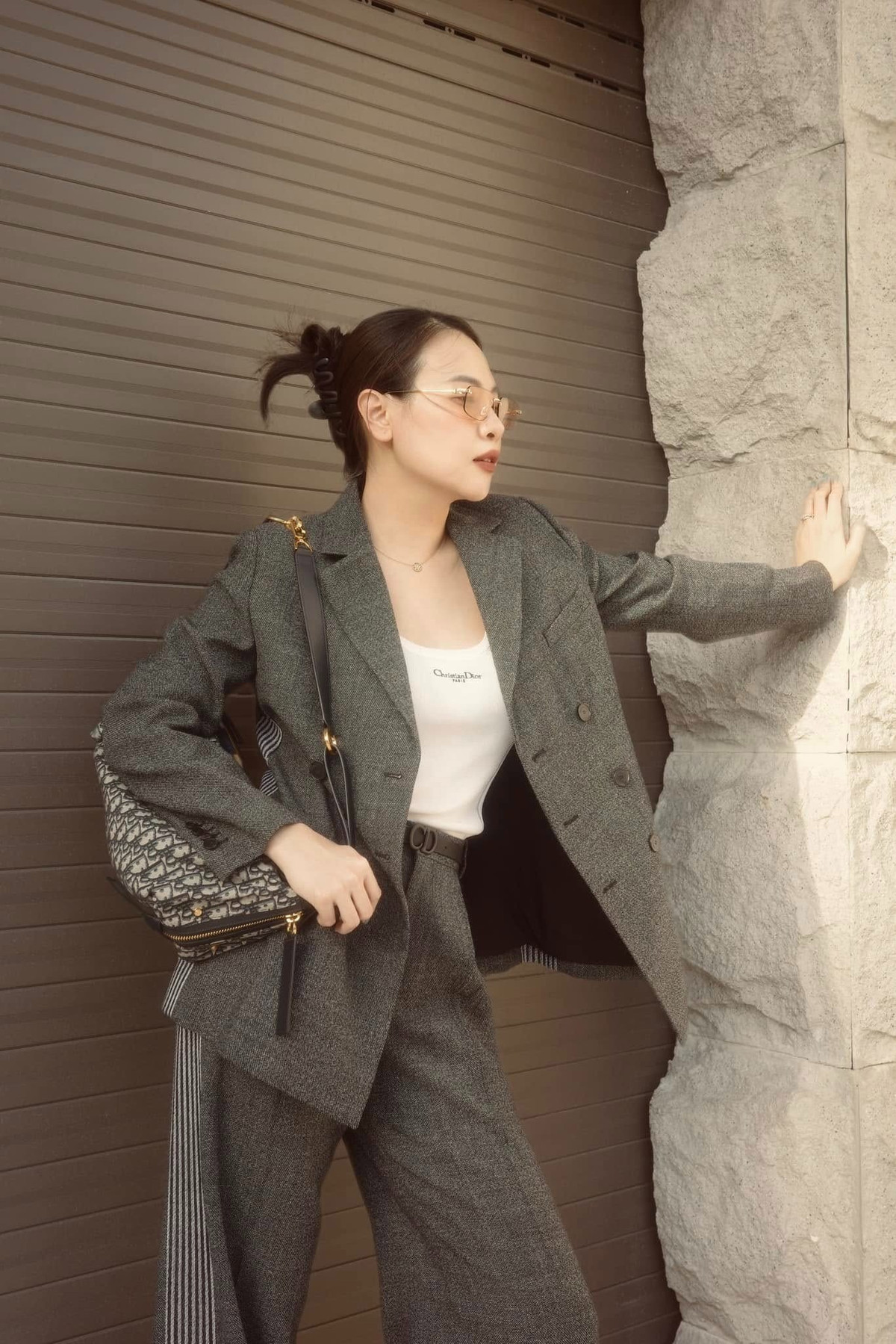 Đáng chú ý nhất vẫn là phản ứng của ông xã Cường Đô La trước những bức ảnh của Đàm Thu Trang. Khi được bạn bè nhắc tên, vị 'tổng tài phố núi' không ngần ngại thừa nhận xem xong ảnh đã... ngất luôn trước nhan sắc của "nóc nhà": "Xem xong ngất luôn anh à, vợ em xinh quá!" - nam doanh nhân bình luận.