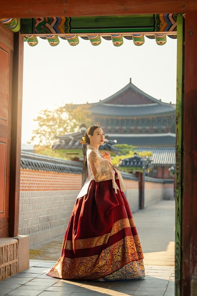Trong loạt ảnh, 'vợ đại gia phố núi' Cường Đô La là Đàm Thu Trang diện Hanbok màu đỏ tía và kem, một trong những trang phục truyền thống cao cấp nhất của Hàn Quốc.