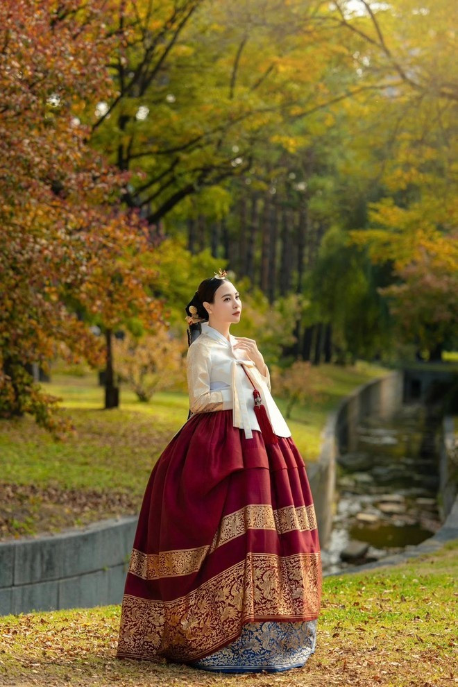 Không cần tạo dáng cầu kỳ hay biểu cảm phức tạp, chính thần thái uy nghiêm của người đẹp họ Đàm đã tỏa ra vẻ quý phái, điềm tĩnh.