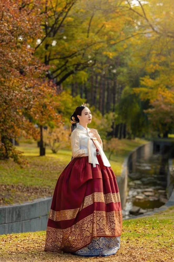 Không cần tạo dáng cầu kỳ hay biểu cảm phức tạp, chính thần thái uy nghiêm của người đẹp họ Đàm đã tỏa ra vẻ quý phái, điềm tĩnh.