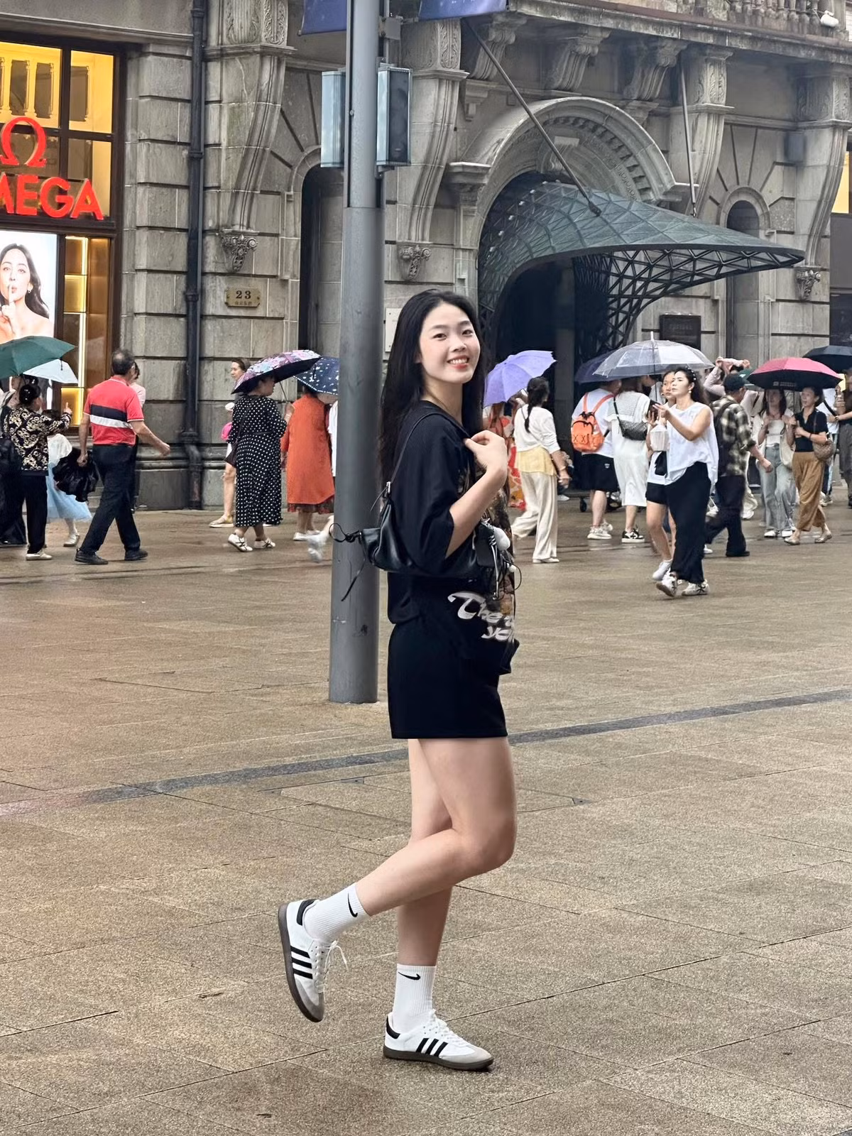 Không chỉ gây ấn tượng trên sân đấu, nữ vận động viên bóng chuyền trẻ còn chứng minh sức hút của mình qua những khoảnh khắc đời thường đầy năng động và cuốn hút.