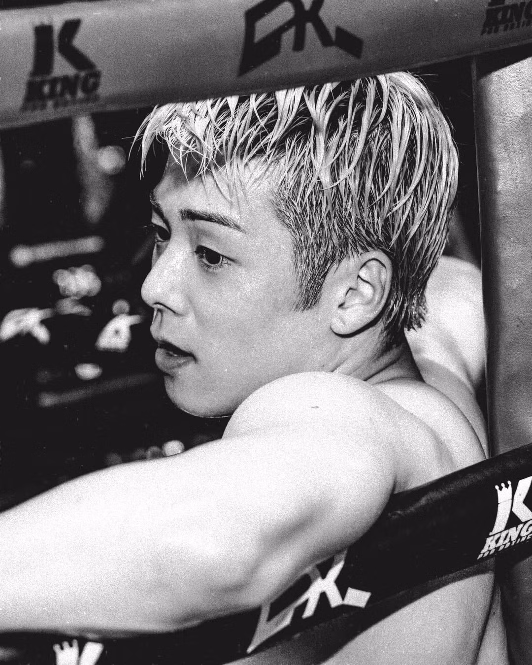 Tuy nhiên khi rời sàn đấu, Kota xuất hiện với hình ảnh ngồi trên xe lăn, mặt đỏ bầm, môi sưng nhẹ và ánh mắt thất thần sau khi bị đối thủ đánh đến mức không thể tự rời khỏi sàn.