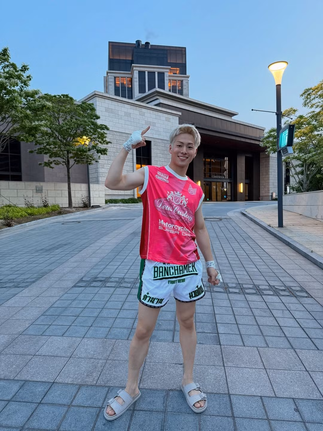 Dù để thua trong trận, Kota Miura vẫn khiến fan yêu mến. Hình ảnh nam thần dù bầm dập vẫn nở nụ cười khi rời sàn đấu gây ấn tượng mạng.