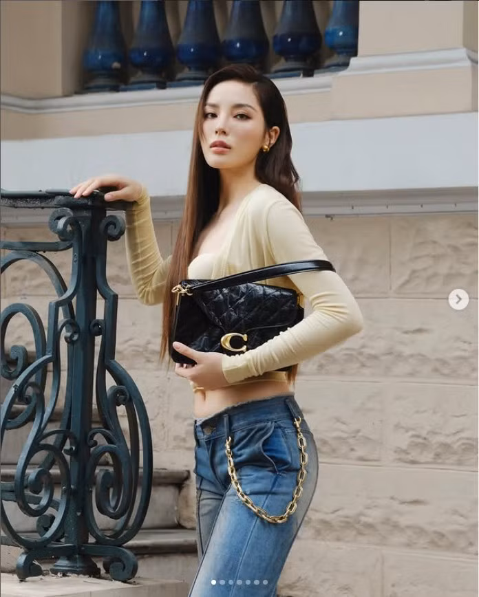 Loạt ảnh mới của Nguyễn Cao Kỳ Duyên tiếp tục chứng minh sức hút không tuổi của nàng hậu. Vòng eo đẹp như “tạc tượng”, gương mặt sắc nét cùng thần thái sang chảnh khiến netizen không tiếc lời khen: “Body này không mê mới lạ!”