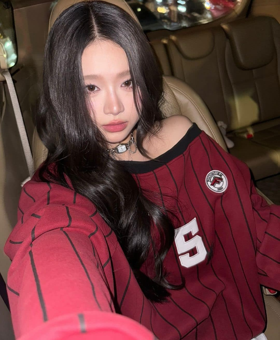 Linh Ka thường xuyên chia sẻ hình ảnh đời thường, công việc, những chuyến du lịch, các dự án cá nhân và hoạt động nghề nghiệp.